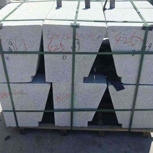 乌兰察布 芝麻白异形坐凳，石凳