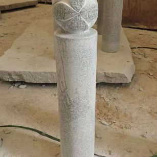 乌兰察布 芝麻白花岗岩石材挡车石柱、停车柱、圆柱挡车柱、方柱挡车柱等