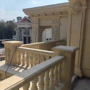 乌兰察布 黄金麻别墅外墙干挂雕花配合阳台栏杆花瓶柱