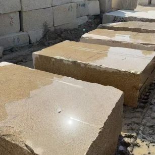 乌兰察布 黄金麻方料堆场洗料分选中，原材料充足