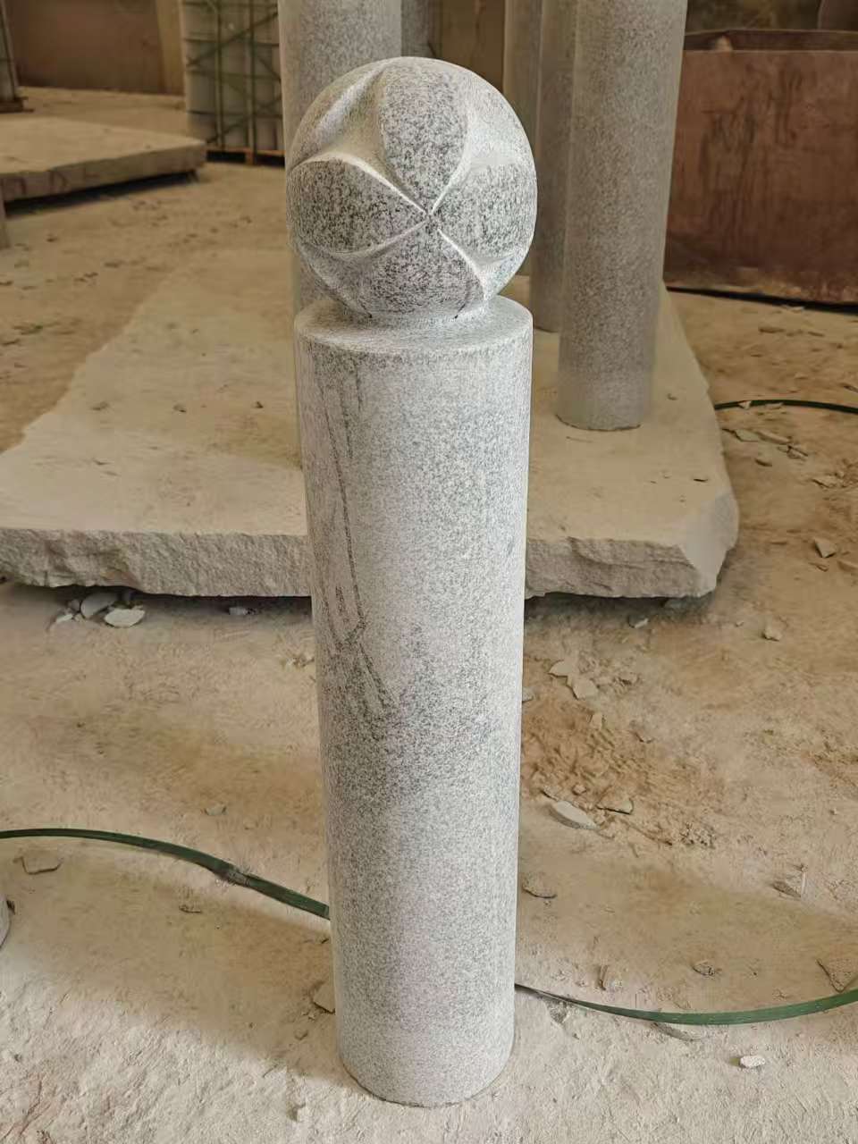 乌兰察布 芝麻白花岗岩石材挡车石柱、停车柱、圆柱挡车柱、方柱挡车柱等