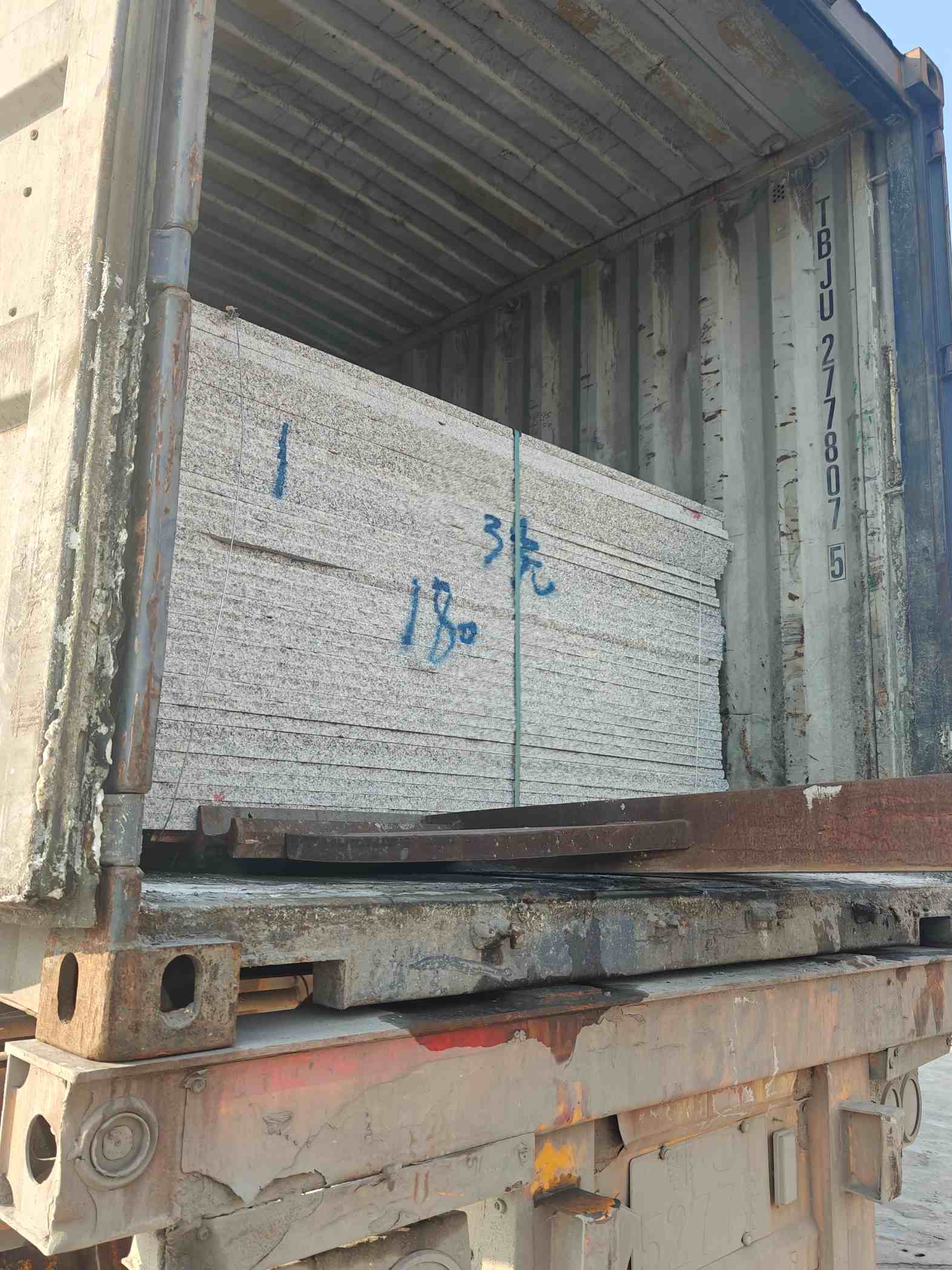 乌兰察布 芝麻白花岗岩石材3.0公分光面毛板装柜出货