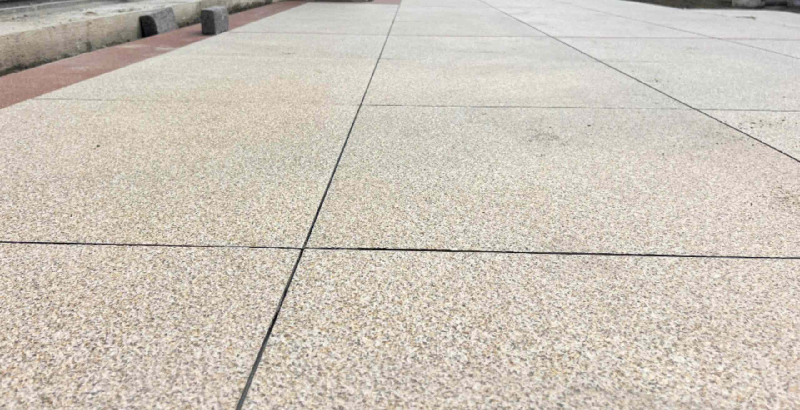 乌兰察布 黄金麻花岗岩石板材荔枝面地面铺装效果