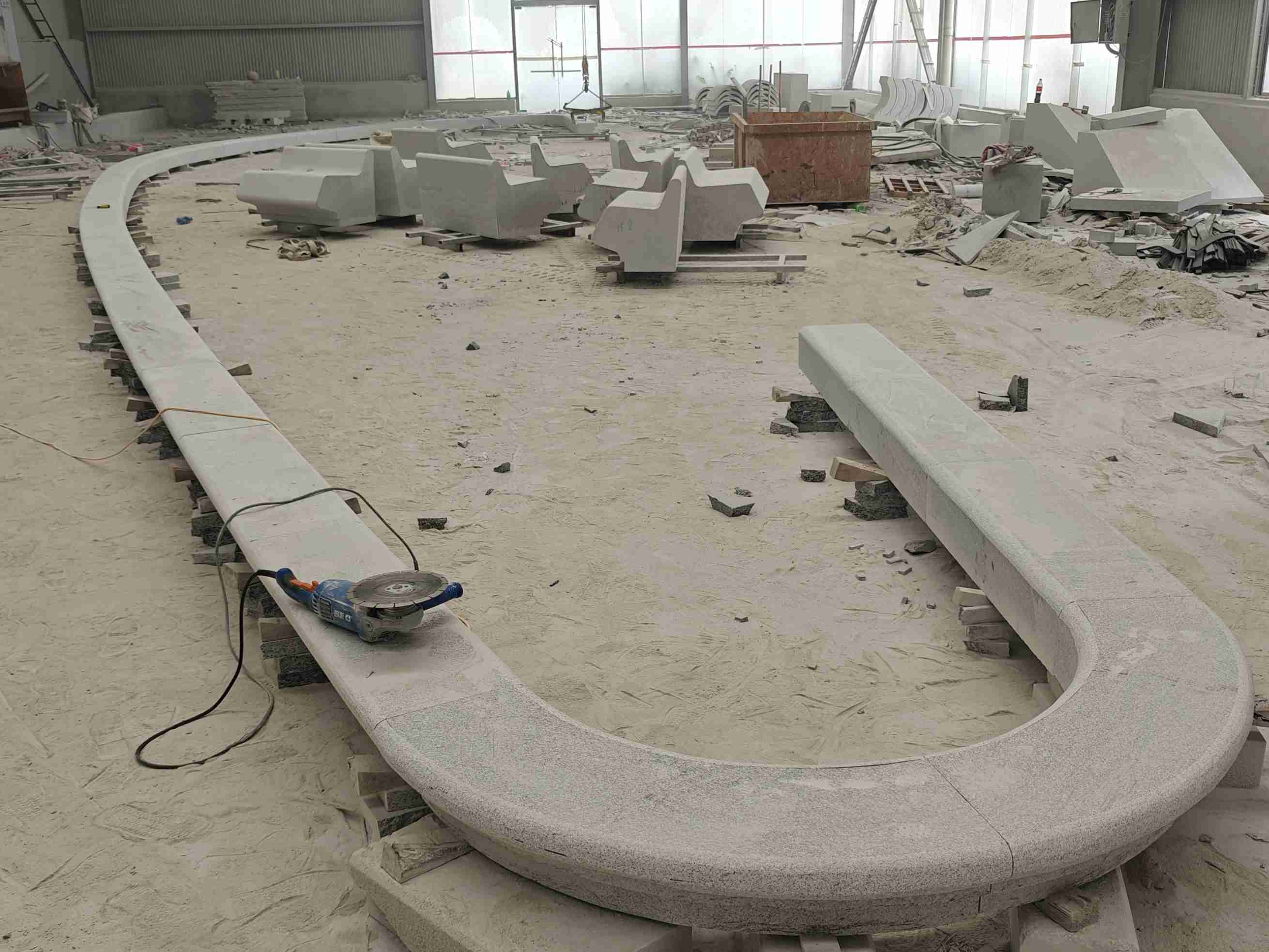 乌兰察布 芝麻白花岗岩弧形花坛石，坐凳石