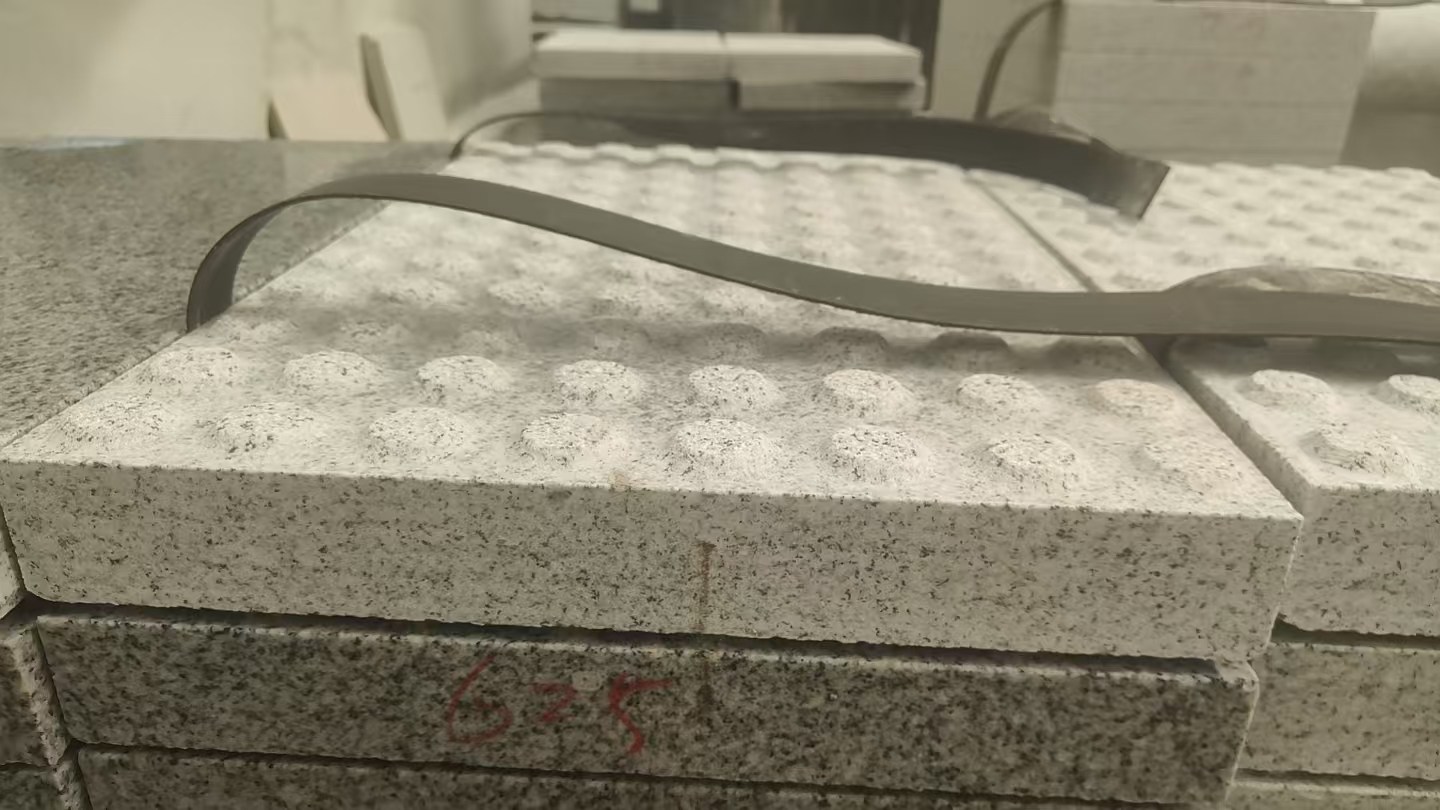 乌兰察布 芝麻白花岗岩6.0公分荔枝面五轴加工雕刻盲点