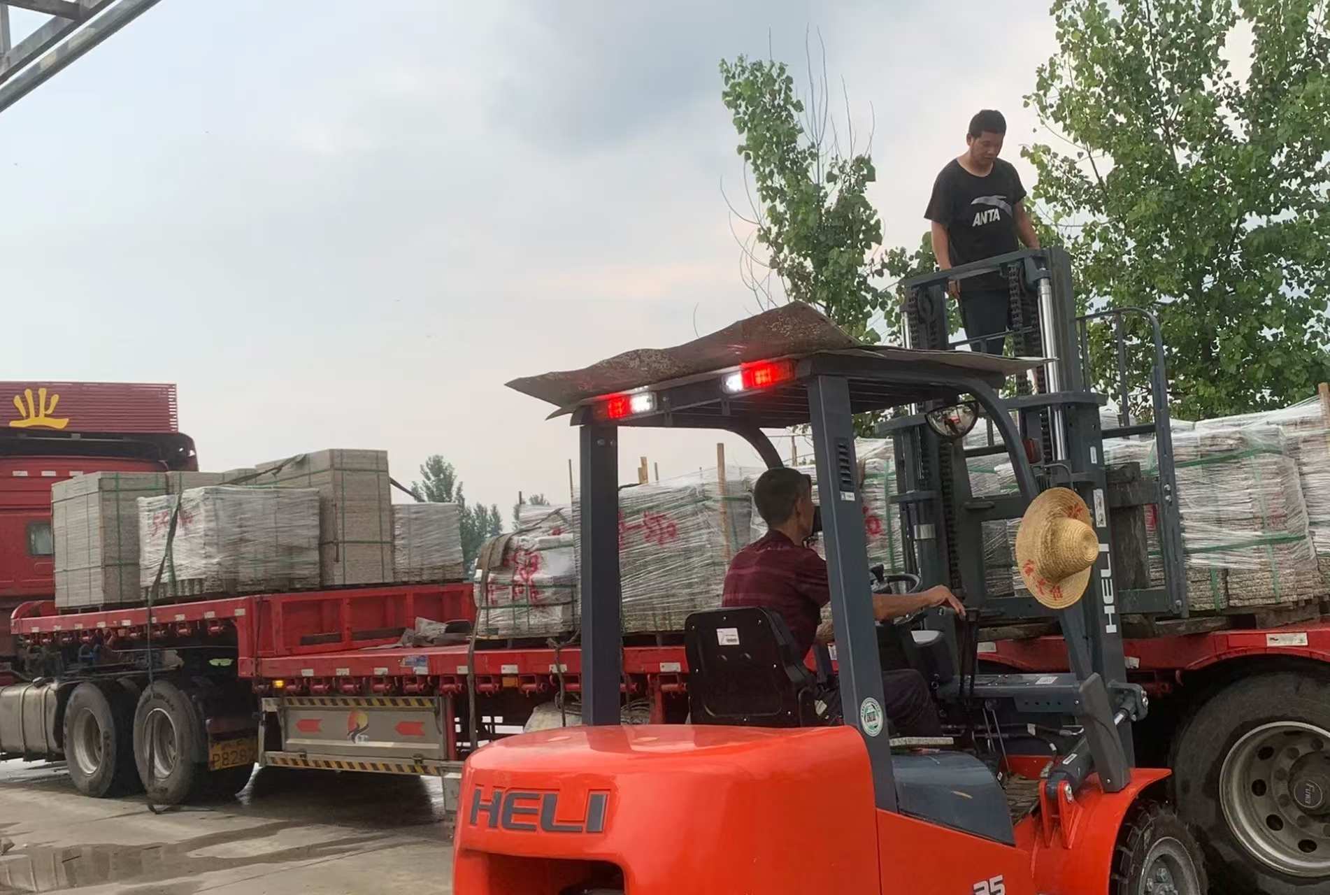 乌兰察布 黄金麻冰裂纹，地铺石装车