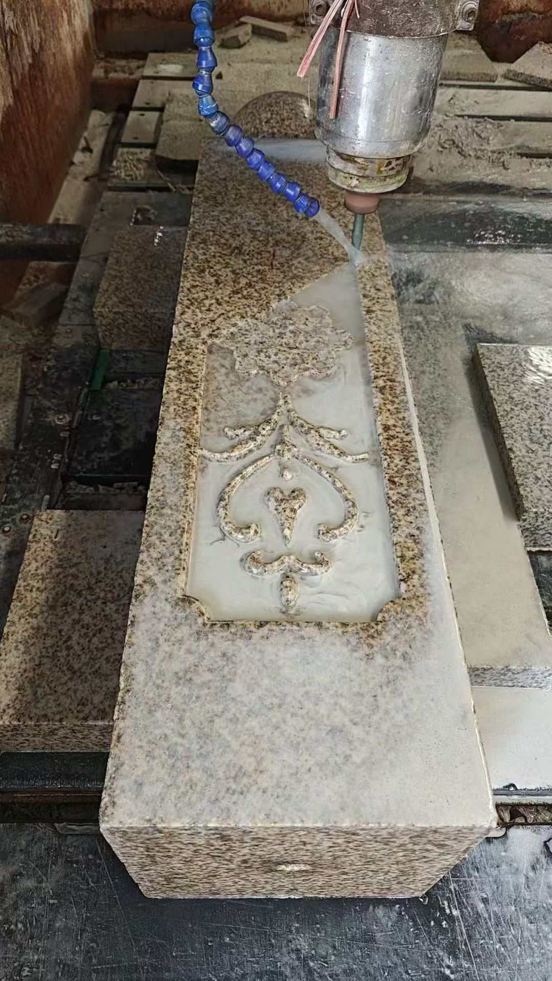 乌兰察布 黄金麻花岗岩异形加工雕刻栏杆大柱