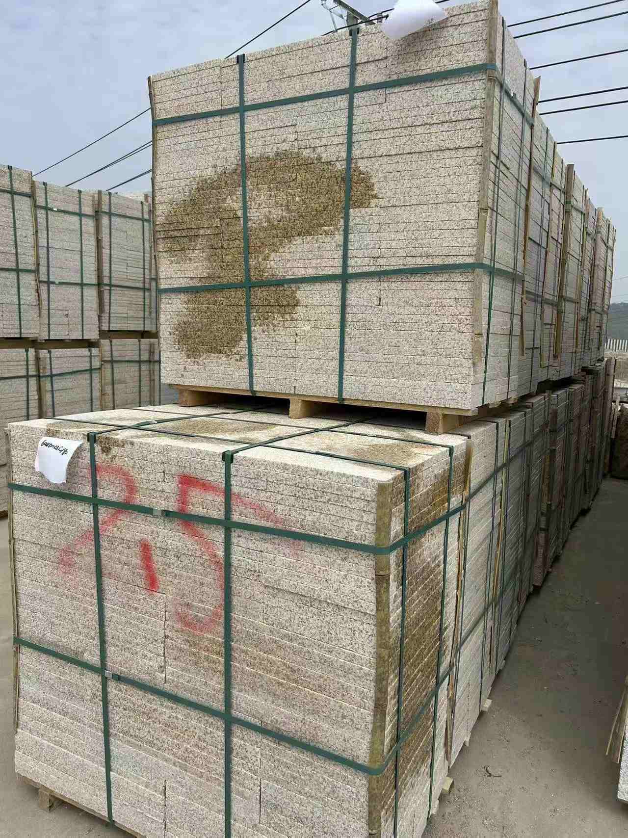 乌兰察布 黄金麻花岗岩石材荔枝面地铺石2.5*300*600