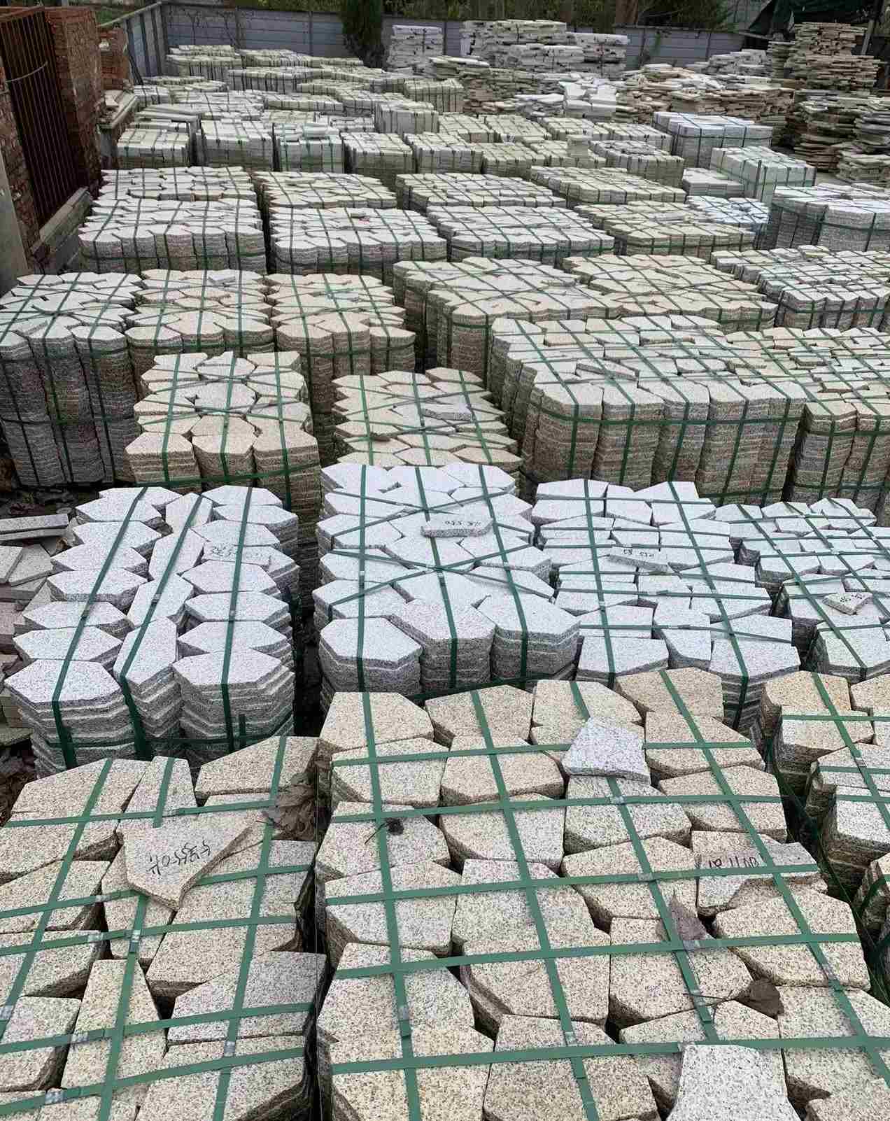 乌兰察布 黄金麻白麻花岗岩荔枝面地铺石(冰裂纹)