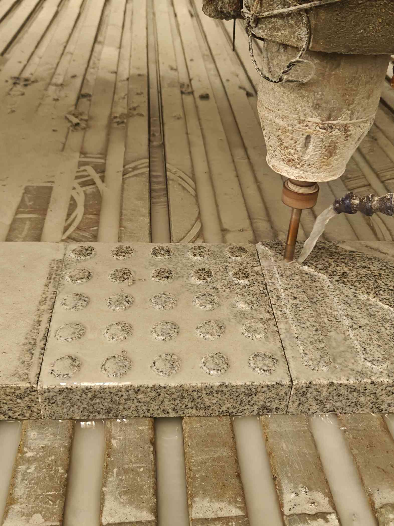 乌兰察布 芝麻白花岗岩石材盲人石、盲道石、盲点石