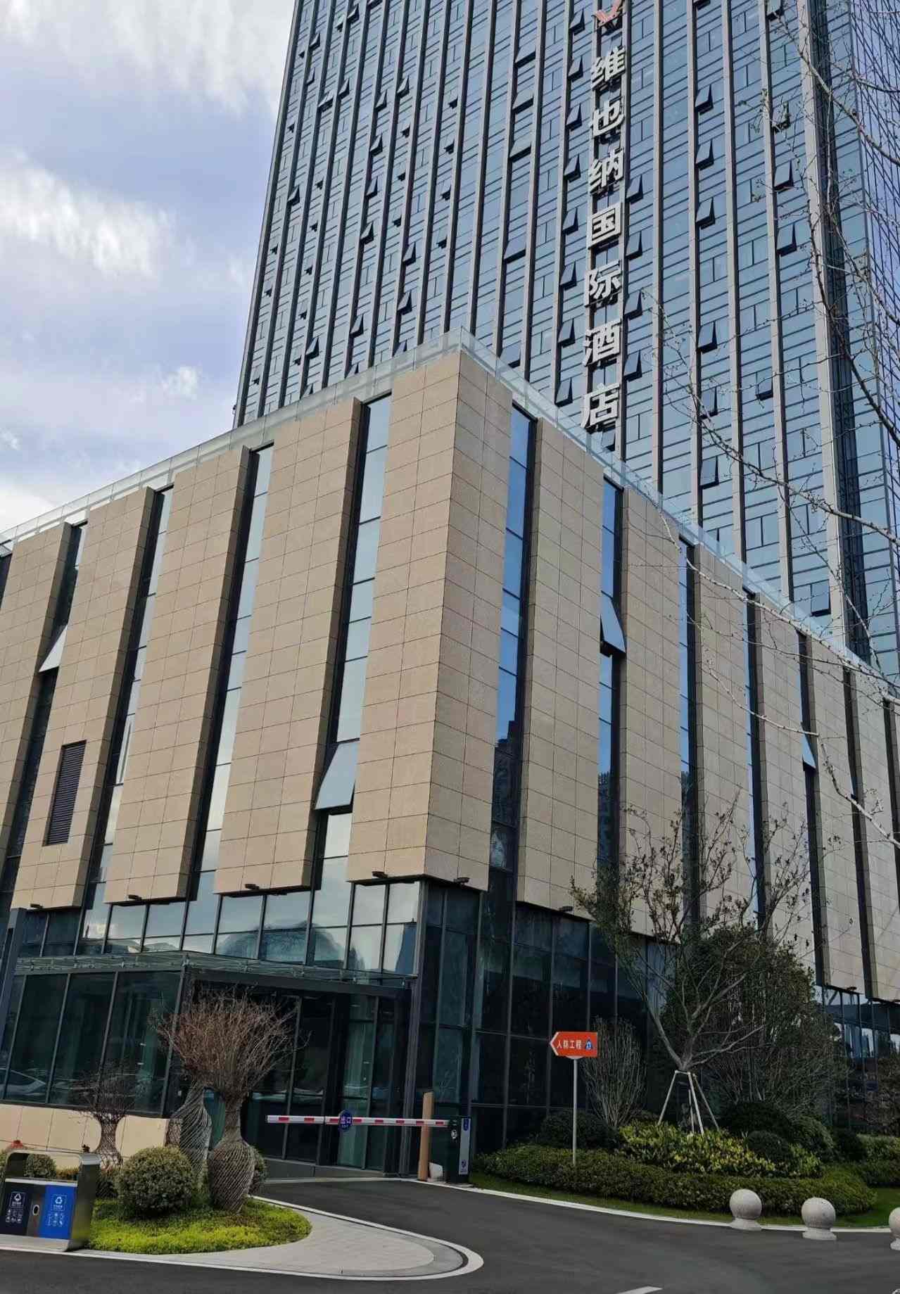 乌兰察布 黄金麻花岗岩外墙干挂