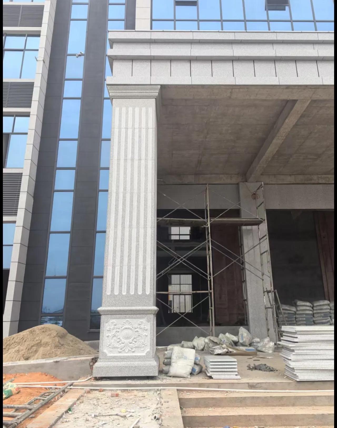 乌兰察布 芝麻白光面花岗岩门楼大柱（罗马柱）配雕花底座