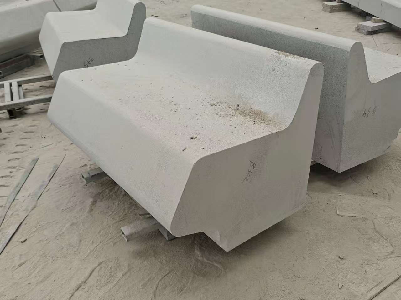 乌兰察布 芝麻白花岗岩异形坐凳，石凳