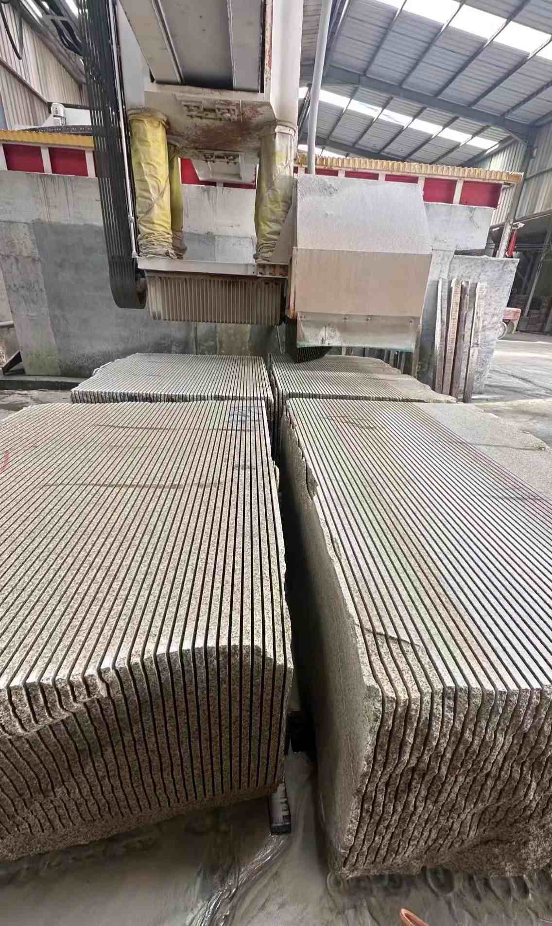 乌兰察布 车间生产日常，黄金麻白麻花岗岩