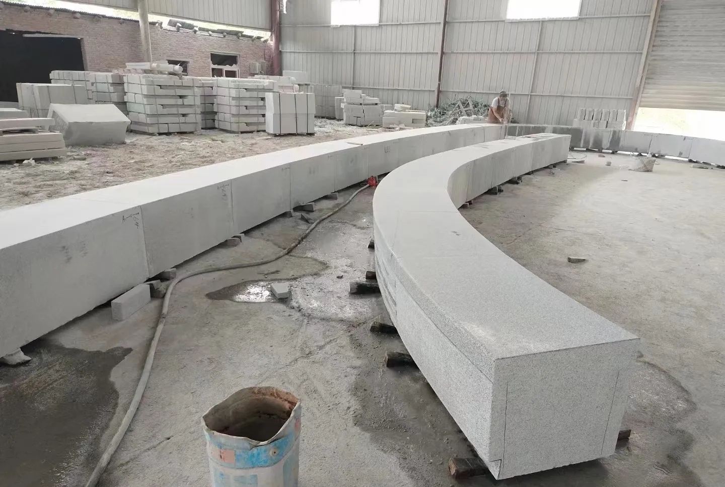 乌兰察布芝麻白花岗岩石板材 园林光面弧形坐凳