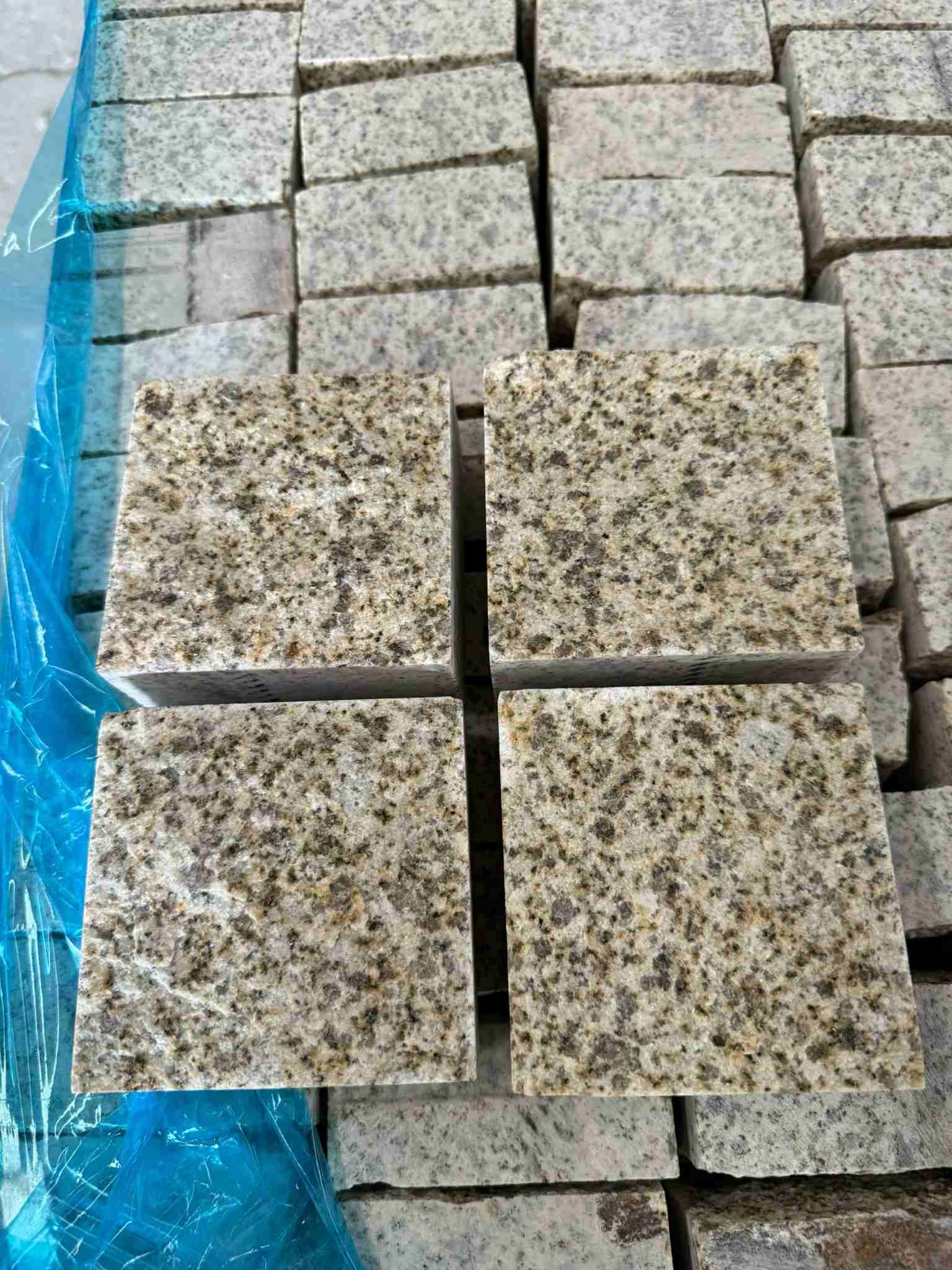 乌兰察布 黄金麻花岗岩自然面小方块，弹石，马蹄石等