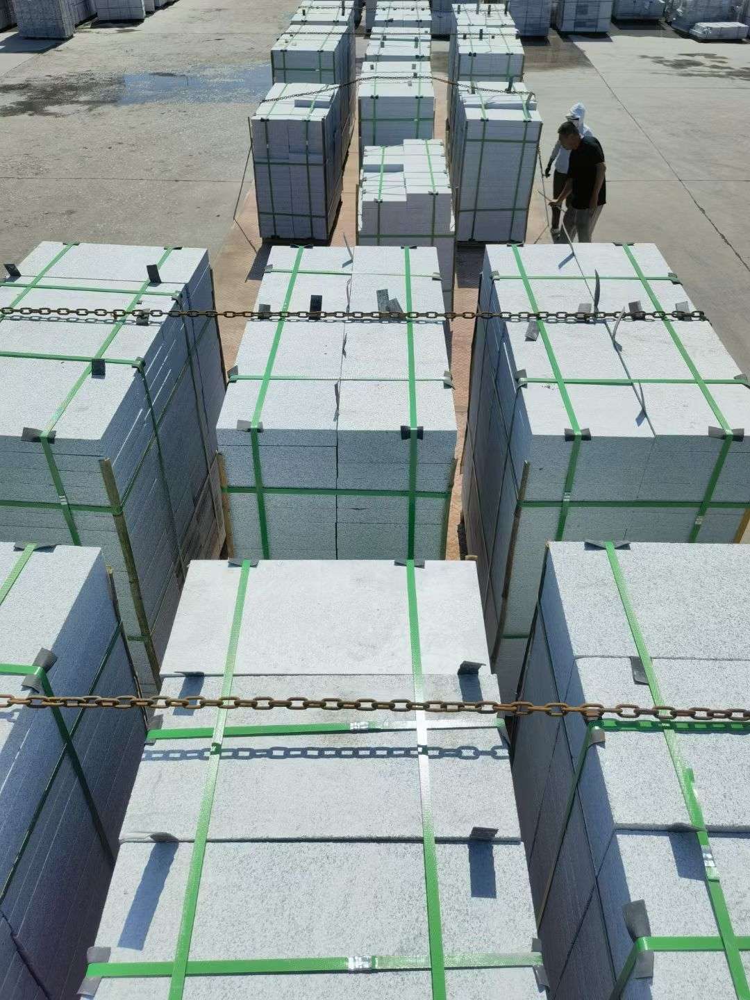 乌兰察布 芝麻白花岗岩5公分地铺石 花岗岩厂家工厂装车日常