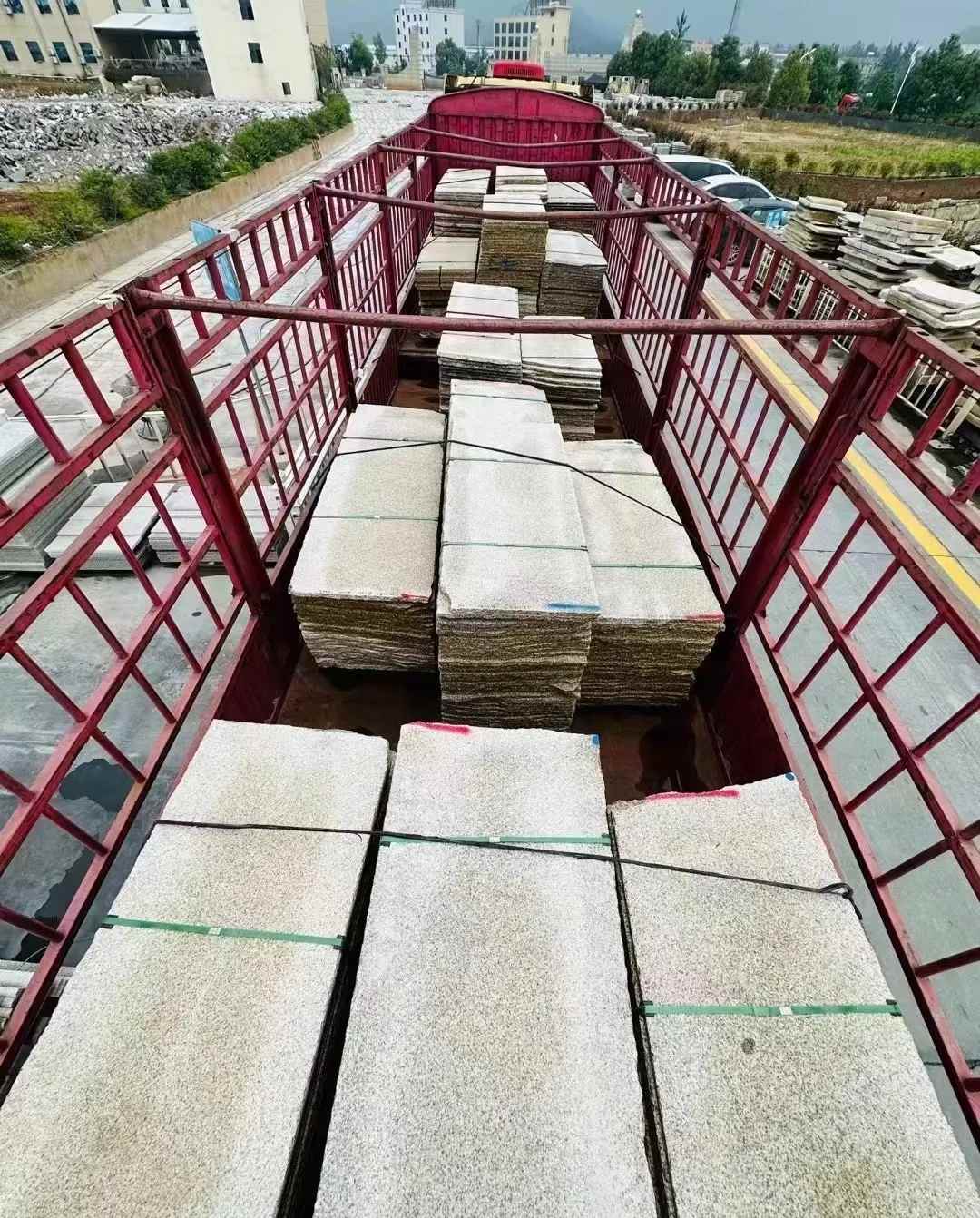 乌兰察布 黄金麻花岗岩荔枝面，光面毛板装车完成