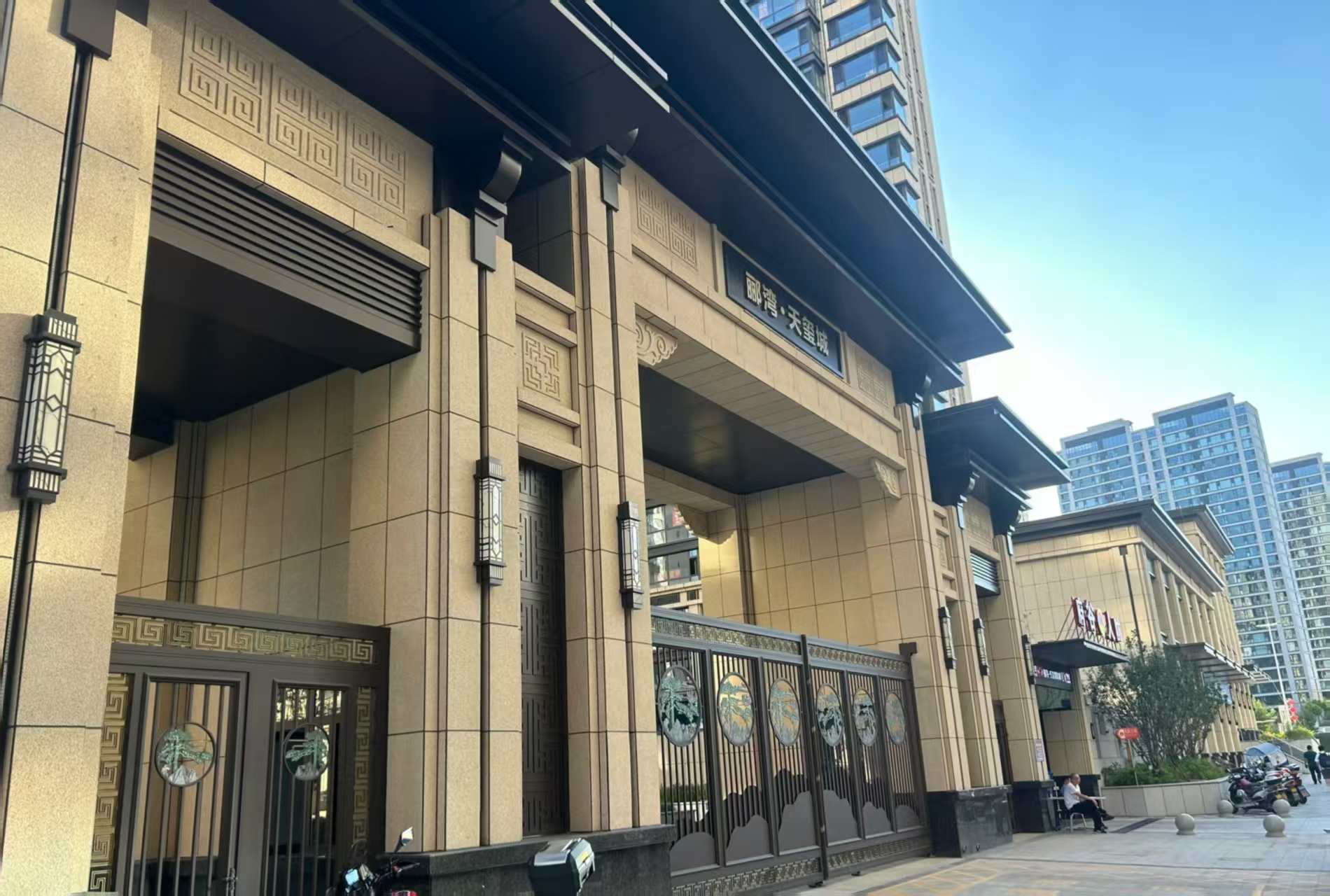 乌兰察布 黄金麻花岗岩荔枝面小区门楼外墙干挂