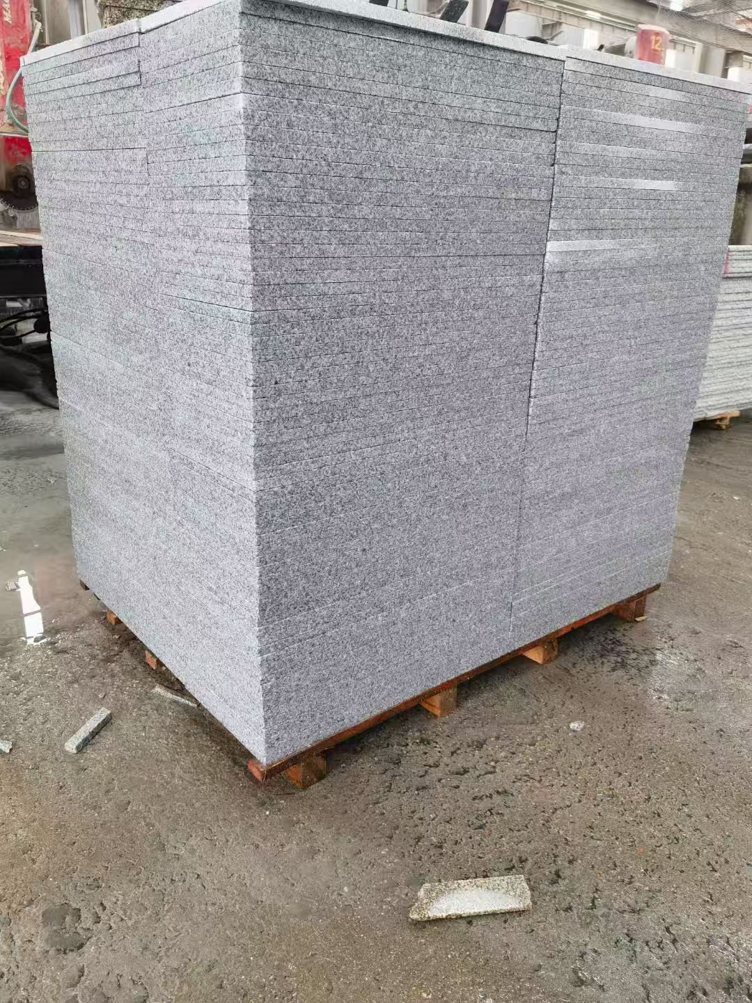 乌兰察布 芝麻白火烧面1.8厚300*600地铺石，尺寸标准，厚薄均匀