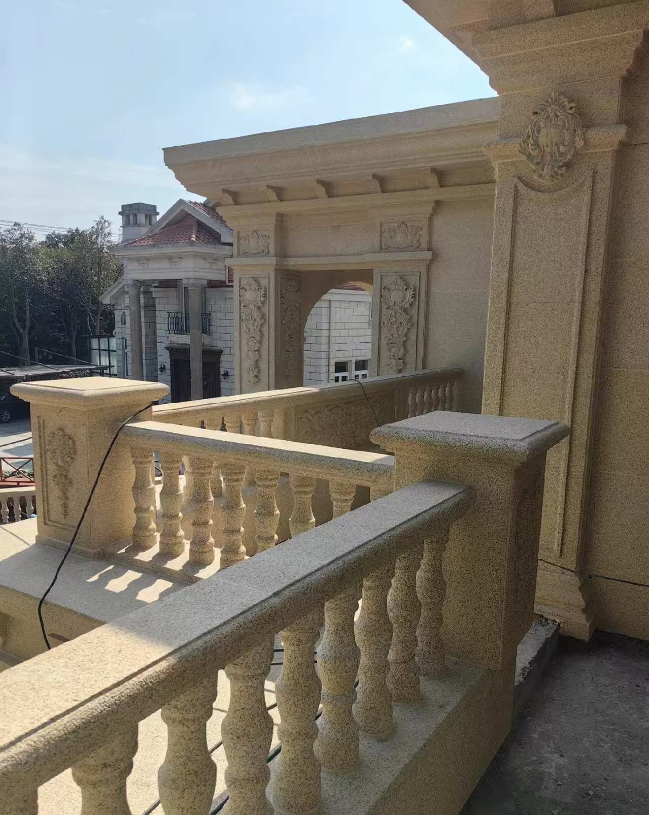 乌兰察布 黄金麻别墅外墙干挂雕花配合阳台栏杆花瓶柱