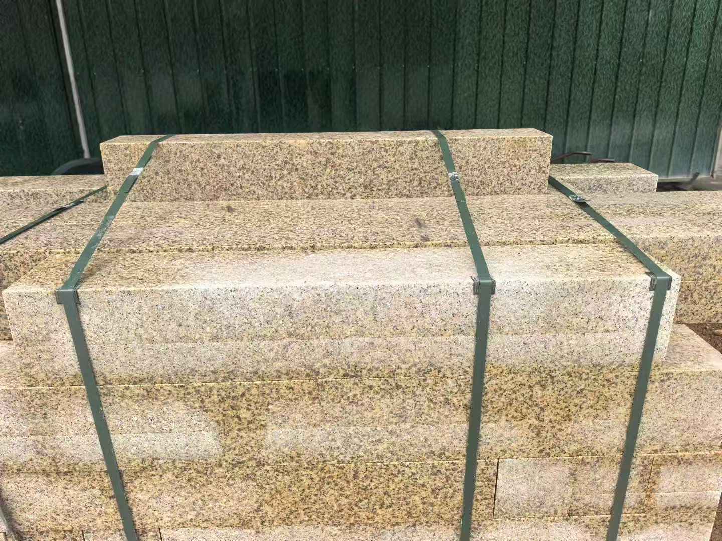 乌兰察布 黄金麻花岗岩石材机切面栏杆料半成品