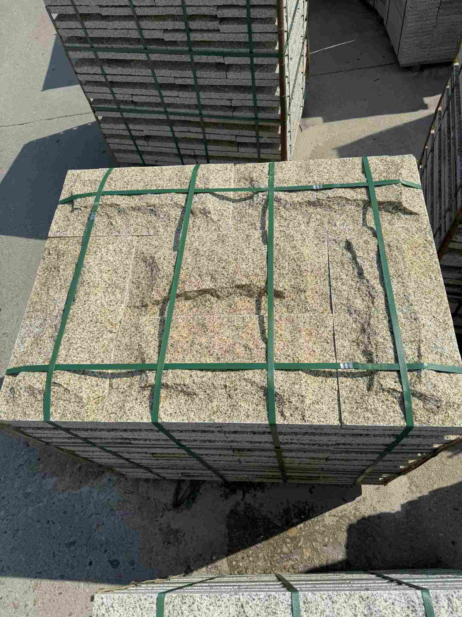 乌兰察布 黄金麻花岗岩石材自然面蘑菇石成品