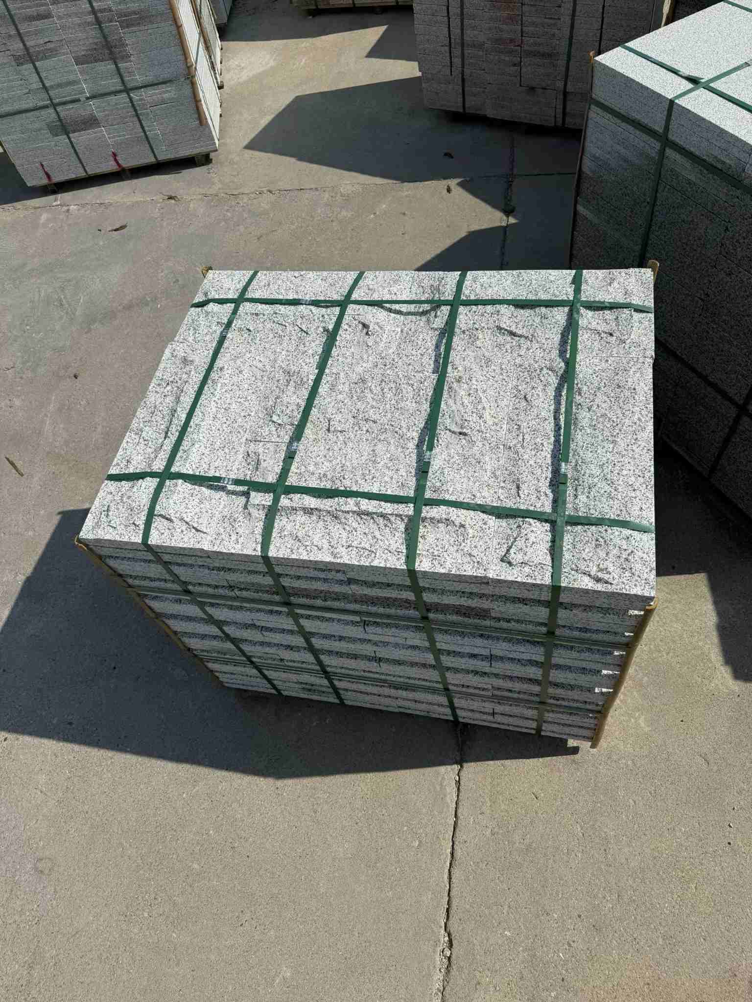 乌兰察布 白麻花岗岩石材自然面蘑菇石成品