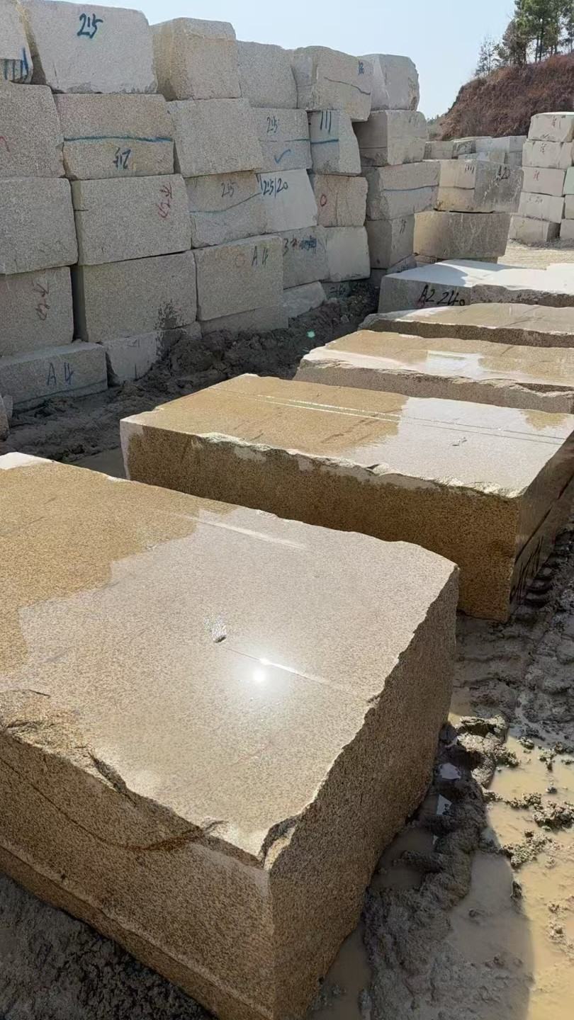 乌兰察布 黄金麻方料堆场洗料分选中，原材料充足