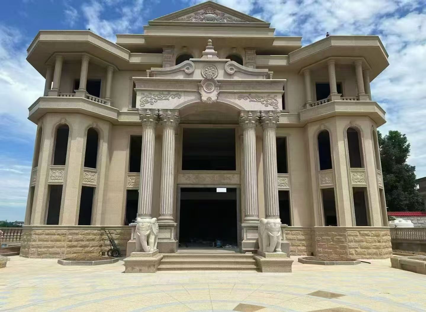 乌兰察布 黄金麻别墅外墙干挂，大柱，大象，蘑菇石，雕花板