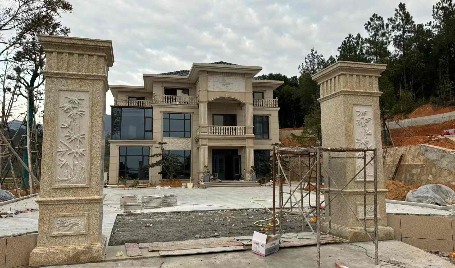 乌兰察布 黄金麻花岗岩别墅雕花外墙干挂配上门口雕花罗马柱