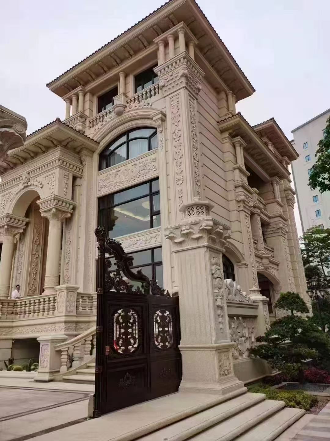 乌兰察布 黄金麻花岗岩别墅外墙干挂效果展示