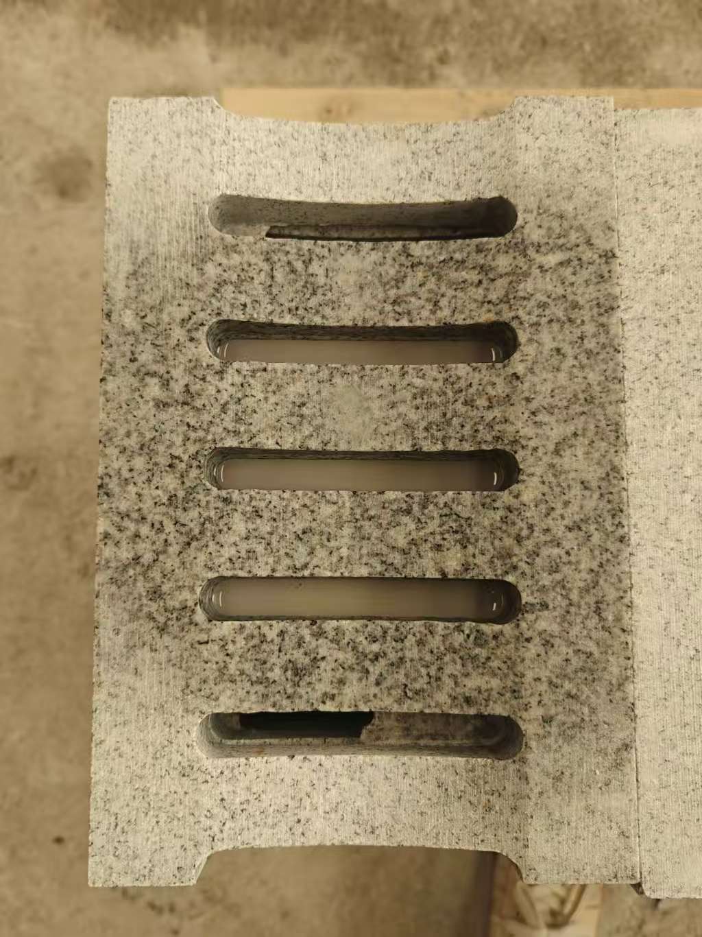 乌兰察布 芝麻白拉丝面花岗岩U型开槽排水槽